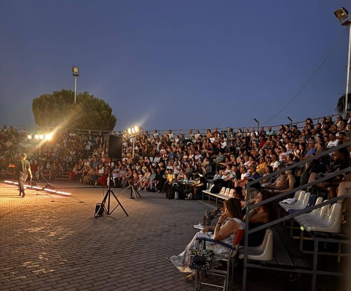 Νέα Μάκρη: Πρεμιέρα για τη νεανική σκηνή με την παράσταση “Ζωή μετά χαμηλών πτήσεων” του Αρκά – rpn