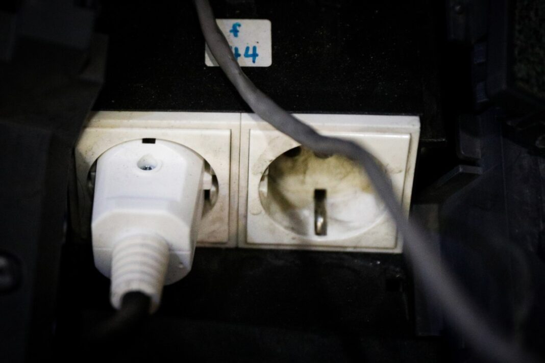 Πόσο ασφαλές είναι να αφήνουμε τους φορτιστές μόνιμα στην πρίζα;