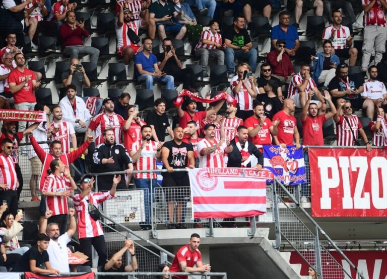Ολυμπιακός: Δυναμική η παρουσία των «ερυθρόλευκων» φιλάθλων στο γήπεδο της Άλκμααρ