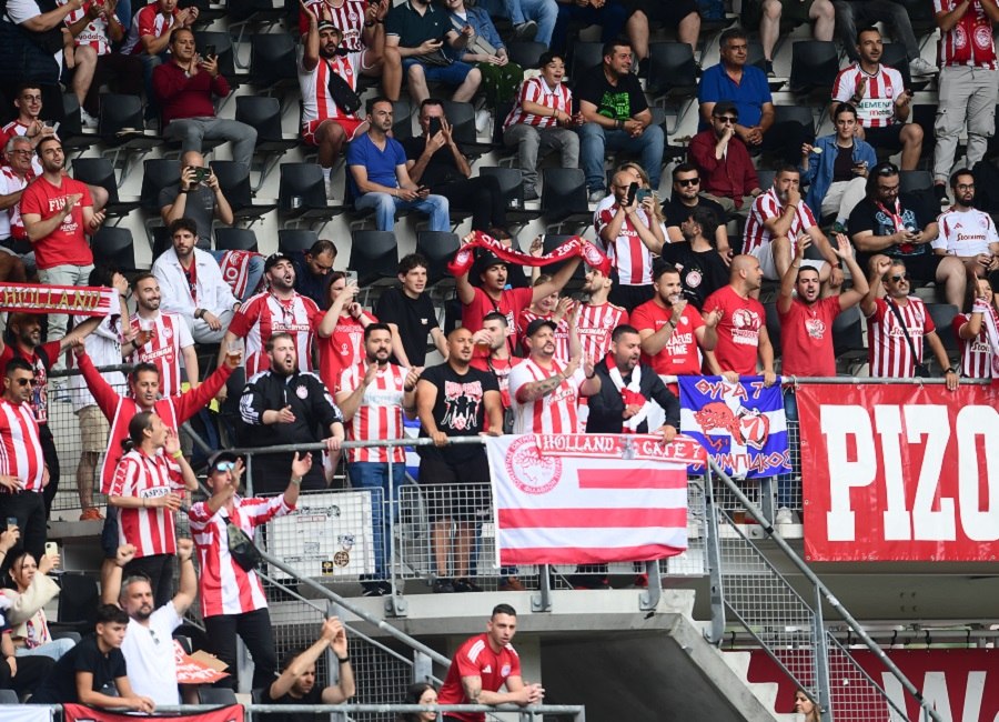 Ολυμπιακός: Δυναμική η παρουσία των «ερυθρόλευκων» φιλάθλων στο γήπεδο της Άλκμααρ