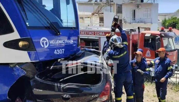 Σύγκρουση προαστιακού με αυτοκίνητο στην Πάτρα – Εγκλωβίστηκε ο οδηγός – rpn