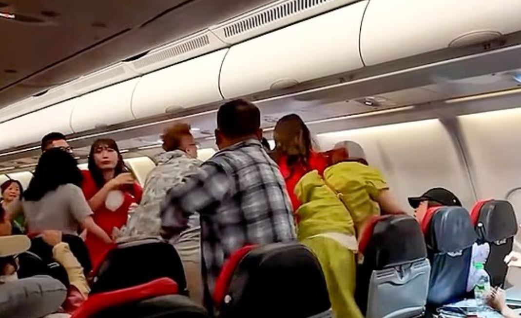 Άγριος καβγάς σε πτήση της Air Asia – «Κάντε ησυχία»