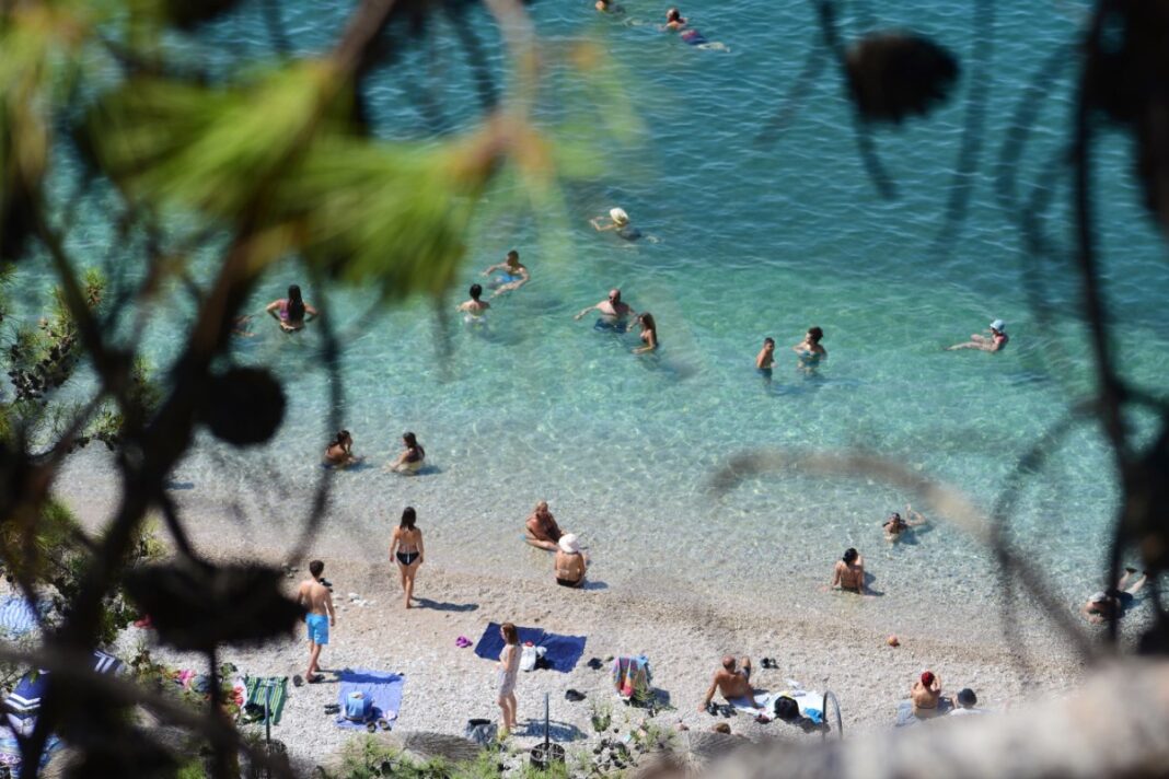 Οι 12 πασίγνωστες παραλίες που χάνουν τη «Γαλάζια Σημαία» το 2025