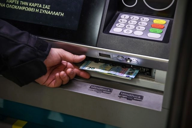 Πως φτάσαμε στην απόφαση για τα ΑΤΜ – Ποιες χρεώσεις κόβονται