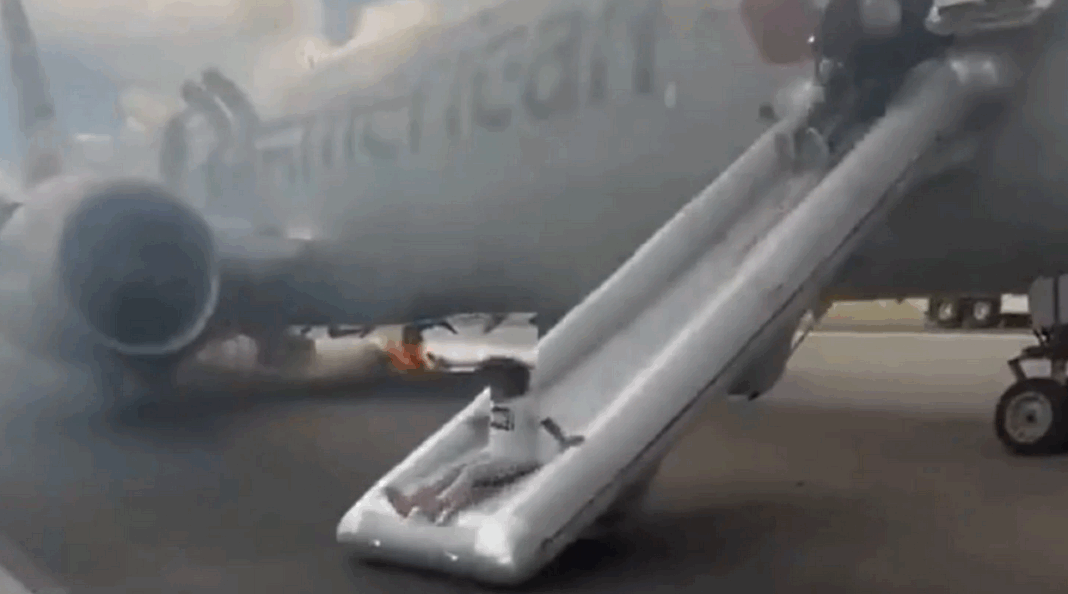 Σκηνές πανικού: Εκκενώθηκε φλεγόμενο Boeing της American Airlines