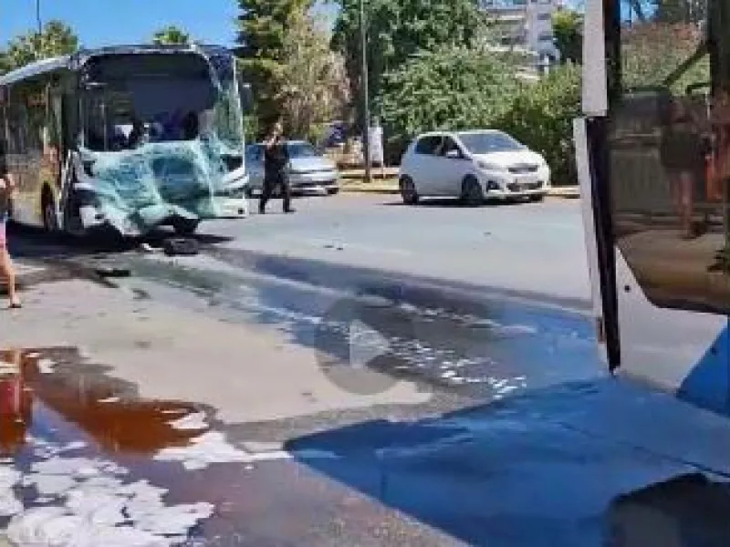 Σοβαρό τροχαίο στη Βούλα: Σύγκρουση δύο λεωφορείων στη Λεωφόρο Καραμανλή (βίντεο)– Τουλάχιστον 10 τραυματίες, ανάμεσά τους και ανήλικος