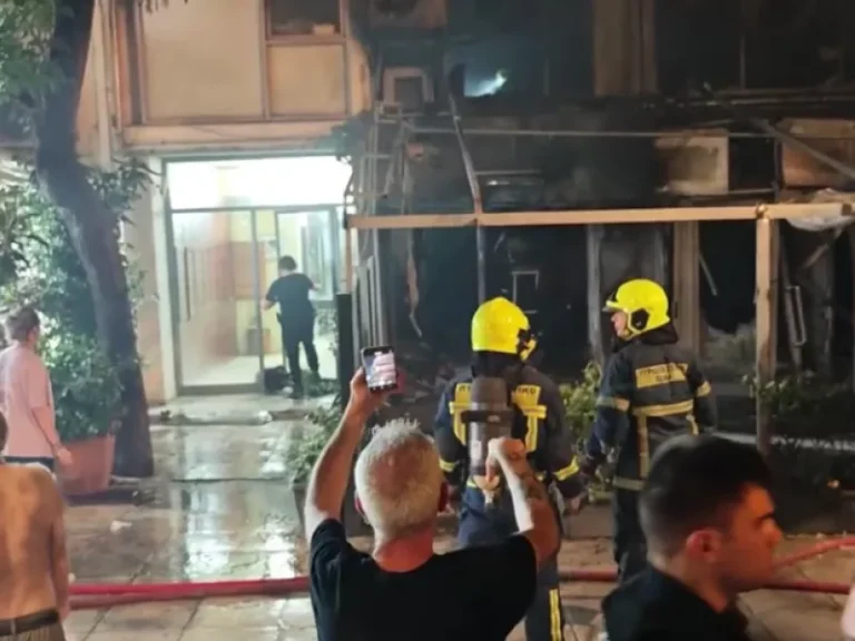 Σκηνές πανικού στο Μεταξουργείο από φωτιά σε κατάστημα – «Εμπρησμό» καταγγέλουν οι κάτοικοι