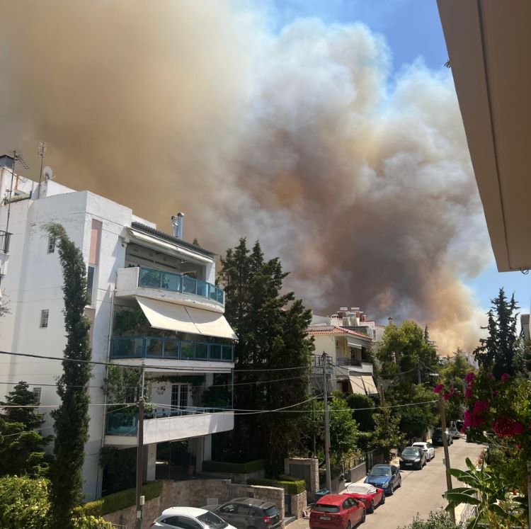 Πώς τα drones και η άμεση επέμβαση της Πυροσβεστικής απέτρεψαν την εξάπλωση της φωτιάς στου Ζωγράφου