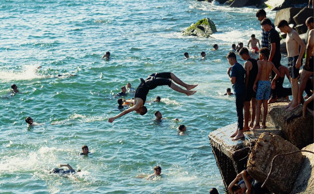 Ο Ahmed φωτογραφίζει στη θάλασσα της Γάζας την προοπτική μιας άλλης ζωής