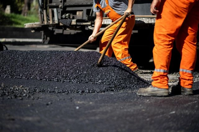 Καύσωνας: Σε ποιες περιοχές είναι υποχρεωτική την Τρίτη η παύση εργασιών για 5 ώρες