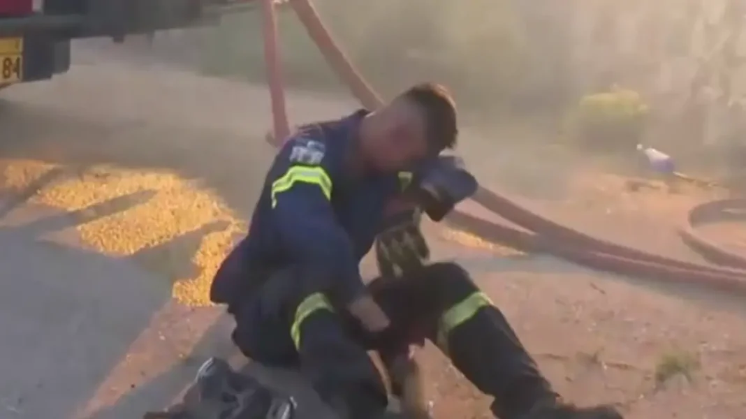 Κρυονέρι: Η στιγμή που εθελοντής πυροσβέστης καταρρέει ενώ επιχειρεί στη φωτιά