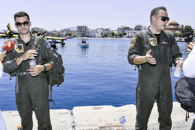 “Μιάμιση ώρα μέσα στη θάλασσα”: Οι πιλότοι του καναντέρ που προσθαλασσώθηκε στον Κορινθιακό