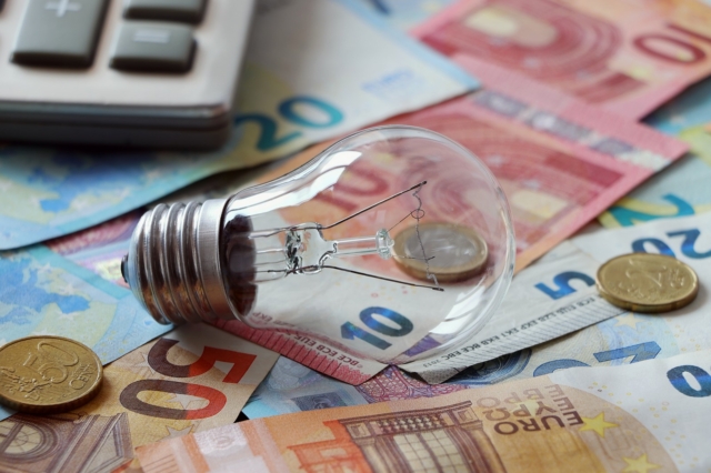 Χωρίς αυξήσεις τα πράσινα τιμολόγια ρεύματος τον Αύγουστο