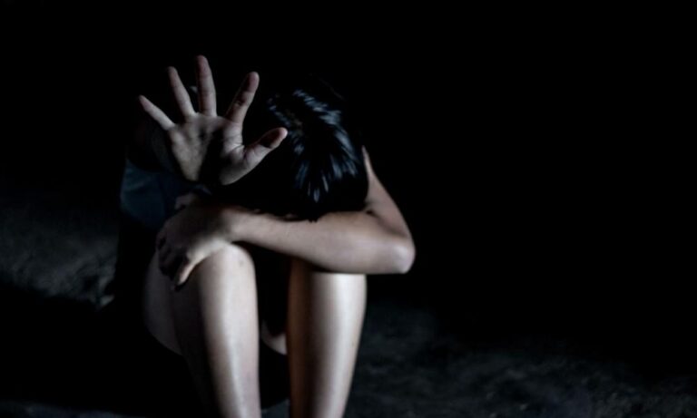 Σοκαριστική καταγγελία εκπαιδευτικού μετά από ομαδική επίθεση που δέχτηκε: »Με βίασαν, με σακάτεψαν στο ξύλο και αθωώθηκαν»