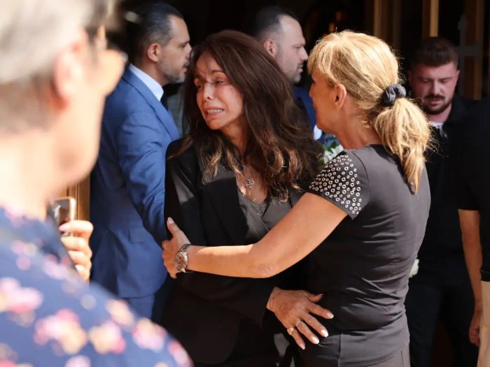 Βούλα Πατουλίδου: Συντετριμμένη στην κηδεία του συζύγου της, Δημήτρη Ζαρζαβατσίδη – rpn