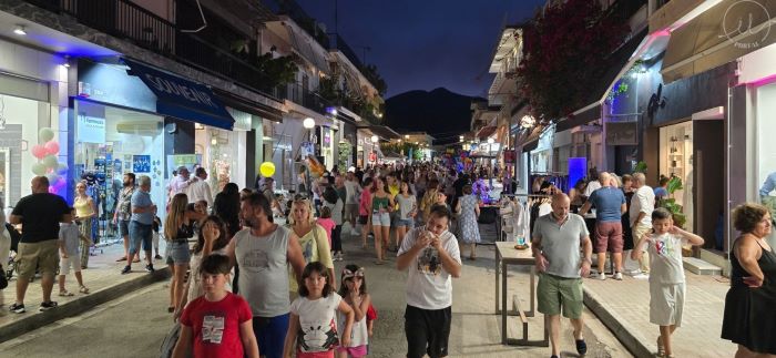 “Λευκή Νύχτα” στη Νέα Μάκρη: Μια γιορτή-θεσμός που έφερε τον κόσμο στο επίκεντρο της αγοράς και της διασκέδασης