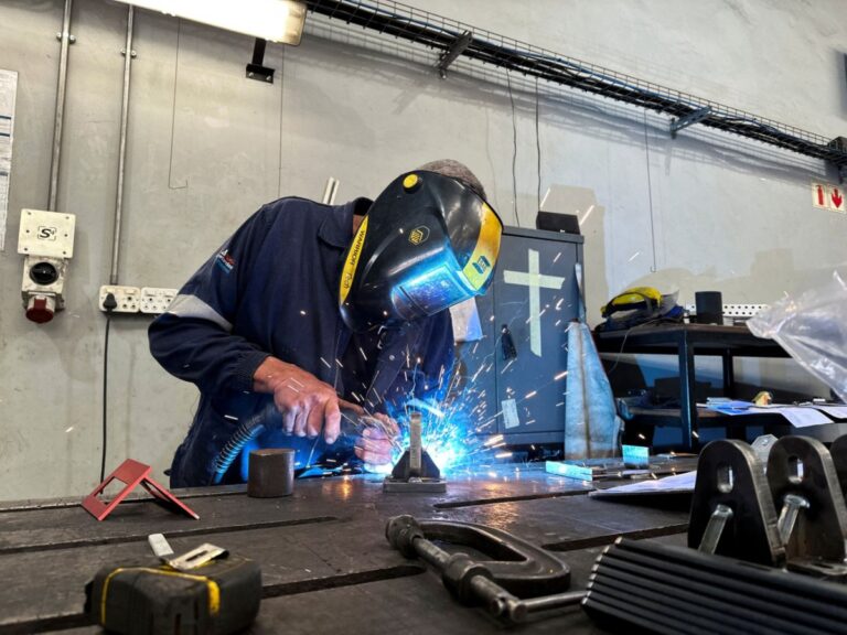 Aπασχόληση: Πόσες και ποιες θέσεις εργασίας στην ΕΕ κινδυνεύουν από τους δασμούς – Πόσο ευάλωτη είναι η Ελλάδα