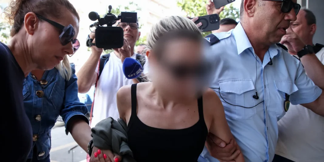 «Έσκυψα να ανοίξω τον κλιματισμό και ξύπνησα στο νοσοκομείο», ισχυρίζεται η 45χρονη οδηγός της Porsche που διώκεται για κακούργημα