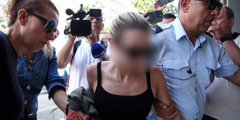 «Έσκυψα να ανοίξω τον κλιματισμό και ξύπνησα στο νοσοκομείο», ισχυρίζεται η 45χρονη οδηγός της Porsche που διώκεται για κακούργημα