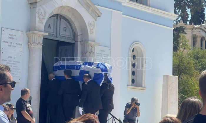 Ο Δημήτρης Κωνσταντάρας: Σκεπασμένο με την ελληνική σημαία το φέρετρό του – rpn