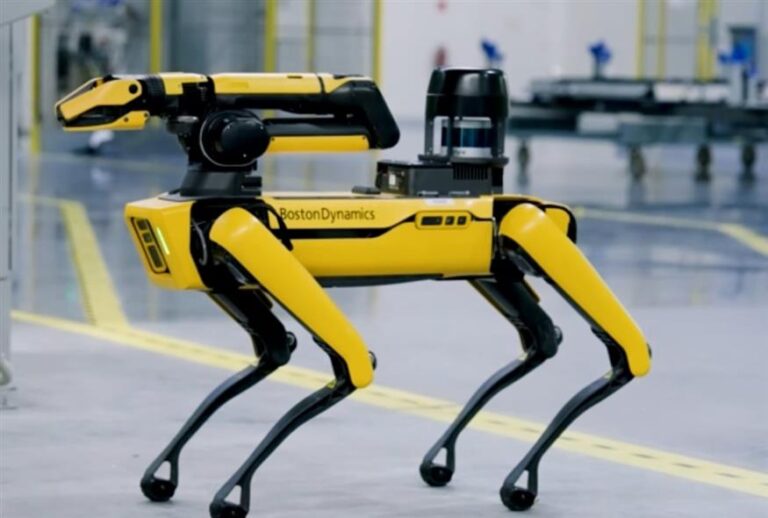 Σκηνές από δυστοπία: Ρομποτικός σκύλος “επιτηρεί” εργάτες στο εργοστάσιο της Hyundai