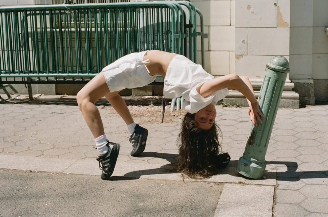 Πώς φτάσαμε να φοριούνται τα νυχτικά οπουδήποτε αλλού εκτός από το κρεβάτι;