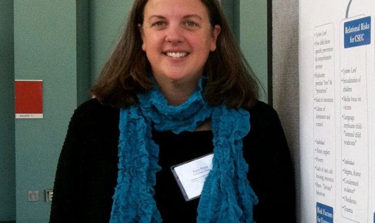 Η σοκαριστική αφήγηση της συγγραφέως Κέιτ Πράις: «Ο πατέρας μου με πούλησε για σεξ σε φορτηγατζήδες από την ηλικία των 6»