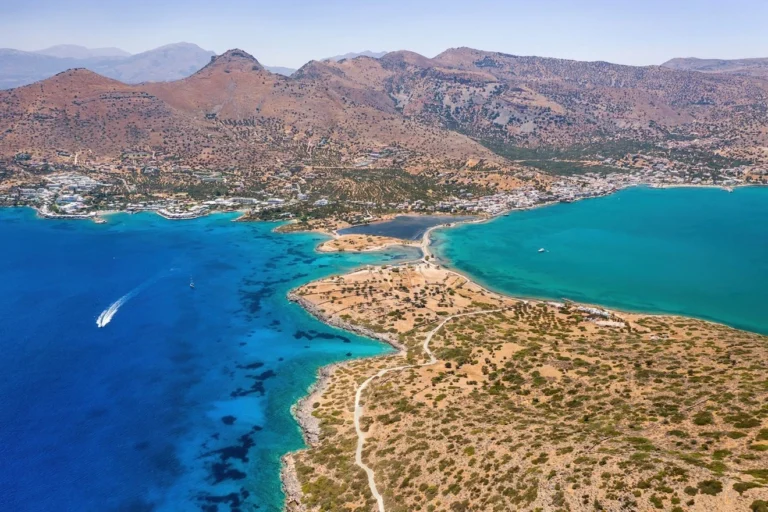Ελούντα: Διακοπές για VIPs – και όχι μόνο – στην Κρήτη