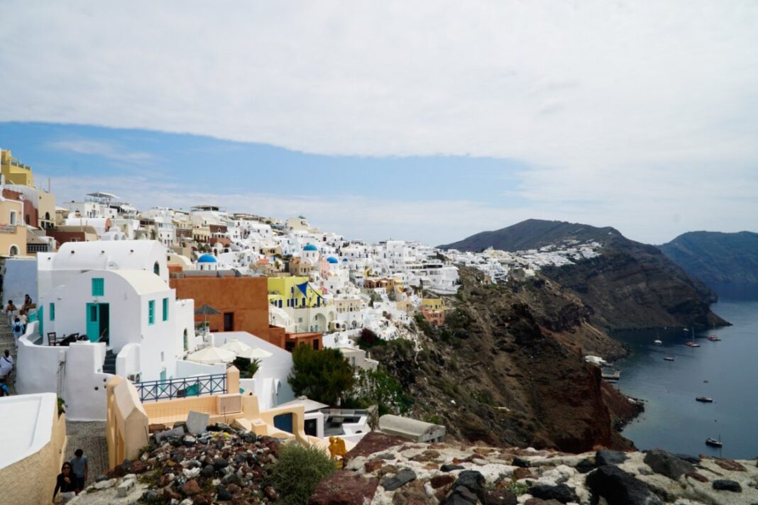 Ο υπερτουρισμός μπορεί να «κάψει» την Ελλάδα – Υποδομές στα όρια, περιβαλλοντική φθορά και ρωγμές στη γοητεία προορισμών