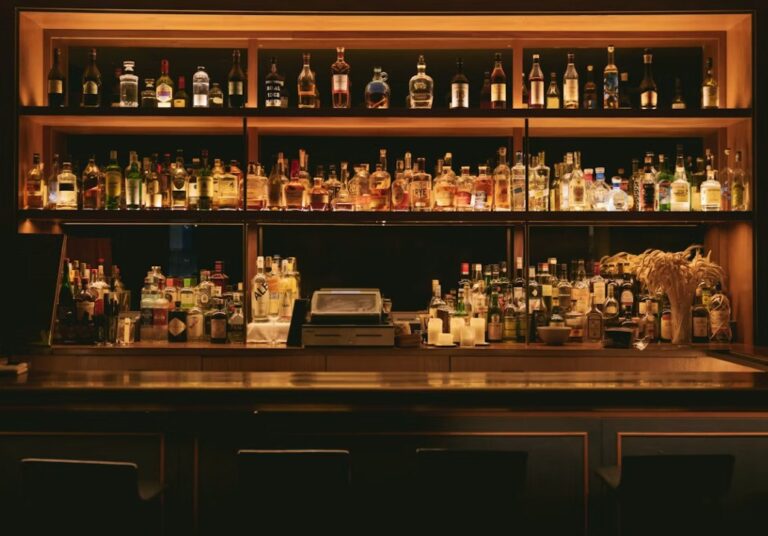 Summer in the city: Πέντε μπαρ της Αθήνας που δεν κλείνουν ούτε τον Δεκαπενταύγουστο