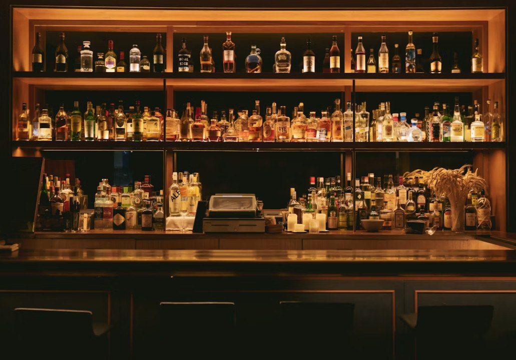 Summer in the city: Πέντε μπαρ της Αθήνας που δεν κλείνουν ούτε τον Δεκαπενταύγουστο