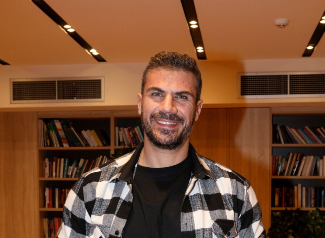 «Τα κουβαδάκια σου και σε άλλη παραλία»: Επικός Άκης Πετρετζίκης όταν ένα αγοράκι πλησίασε την κόρη το