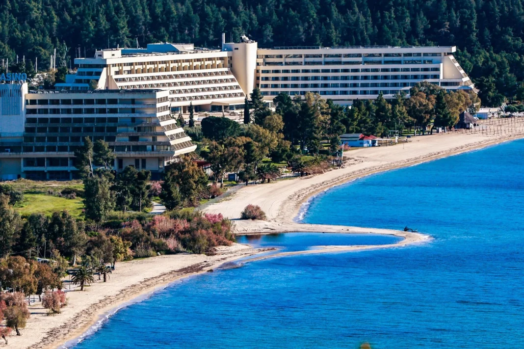 ΟΙ ΤΟΥΡΙΣΤΕΣ ΕΡΧΟΝΤΑΙ, ΑΛΛΑ ΠΛΗΡΟΤΗΤΑ ΞΕΝΟΔΟΧΕΙΩΝ ΚΑΙ ΤΖΙΡΟΣ ΜΕΙΩΝΟΝΤΑΙ