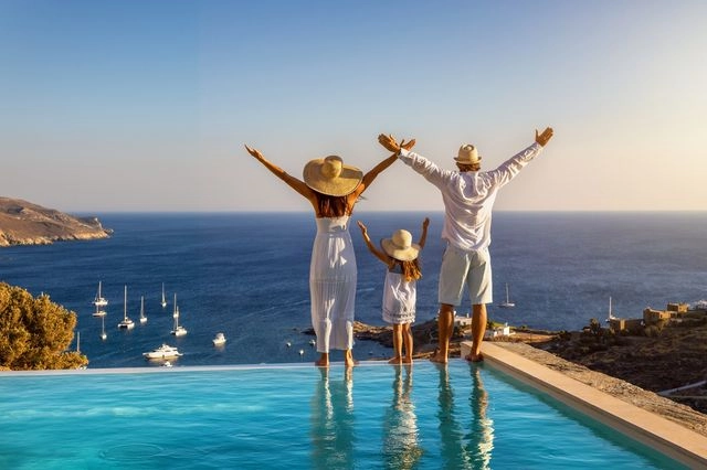 Guardian: Το “ελληνικό καλοκαίρι” δεν είναι για τους Έλληνες