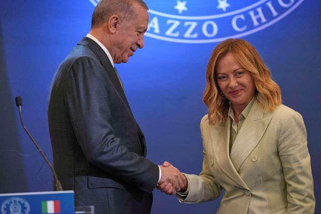 Σε κλοιό η ελληνική διπλωματία, από Ιταλία μέχρι Τουρκία