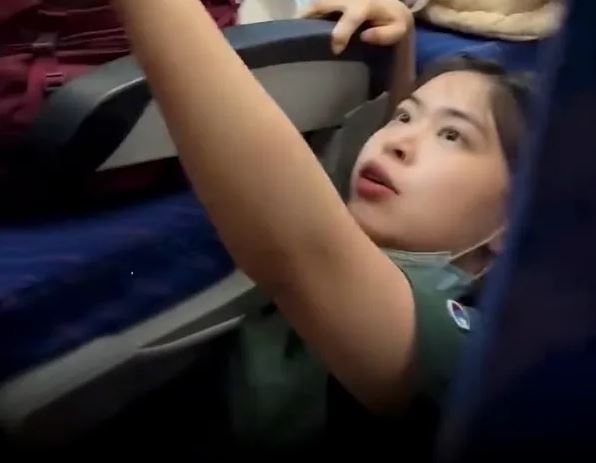 Γυναίκα παραπονέθηκε για παιδί που κλωτσούσε την καρέκλα της σε αεροπλάνο και ξυλοκοπήθηκε