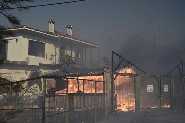 Ανατολική Αττική: Η κατεύθυνση της φωτιάς και οι εκκενώσεις οικισμών