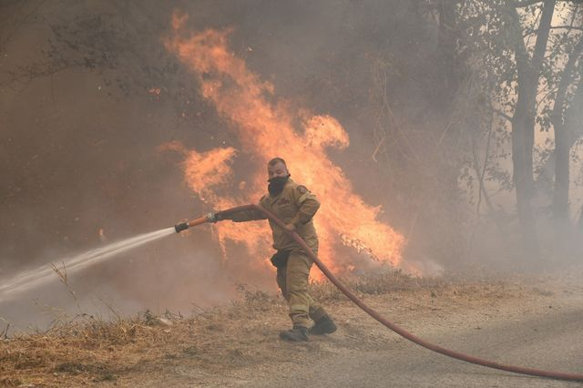 Οι φωτιές στην Ελλάδα έφτασαν στα διεθνή ΜΜΕ – Εικόνες καταστροφής