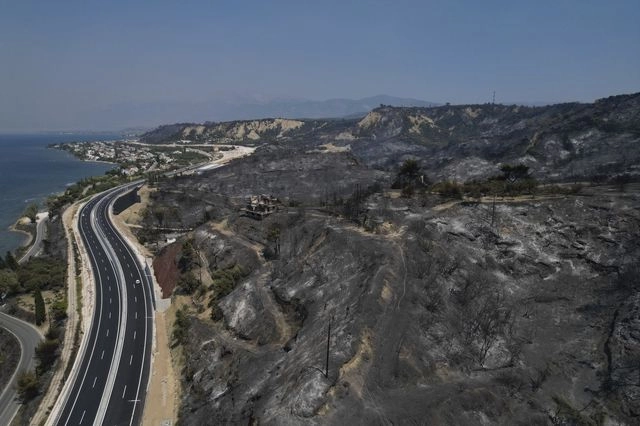 Φωτιά στην Αχαΐα: Πυροσβεστικά που τους τελείωσε το νερό, φλόγες που σταμάτησαν στη θάλασσα