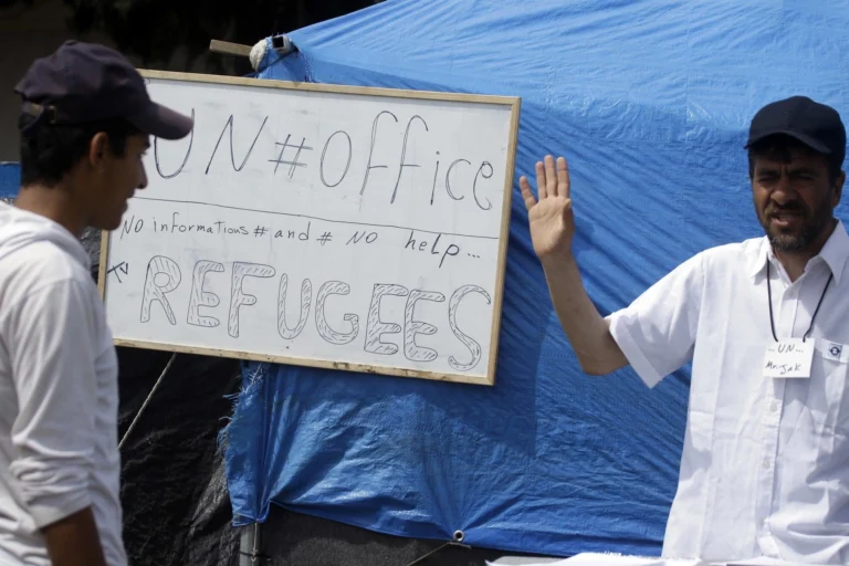 ΑΝΘΡΩΠΙΣΤΙΚΟ ΑΔΙΕΞΟΔΟ ΠΡΟ ΤΩΝ ΠΥΛΩΝ ΚΑΙ ΣΤΗΝ ΕΛΛΑΔΑ ΛΟΓΩ ΤΩΝ ΤΡΑΜΠΙΚΩΝ ΠΟΛΙΤΙΚΩΝ – ΟΙ ΧΡΗΜΑΤΟΔΟΤΗΣΕΙΣ ΚΑΙ ΟΙ ΜΚΟ