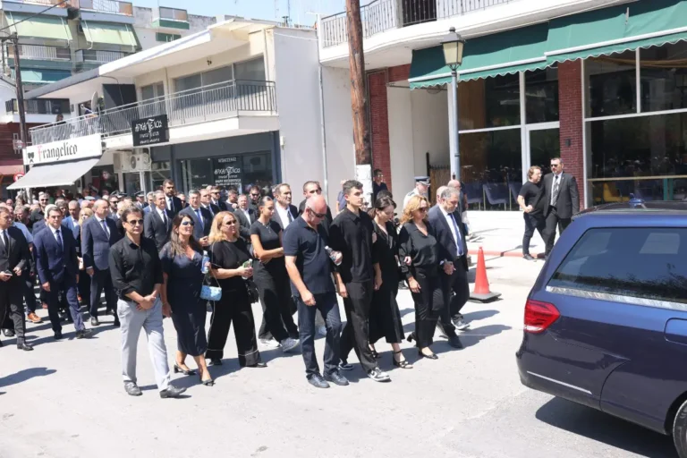 Απόστολος Βεσυρόπουλος: Σε κλίμα βαθιάς συγκίνησης η κηδεία του – φωτο – rpn