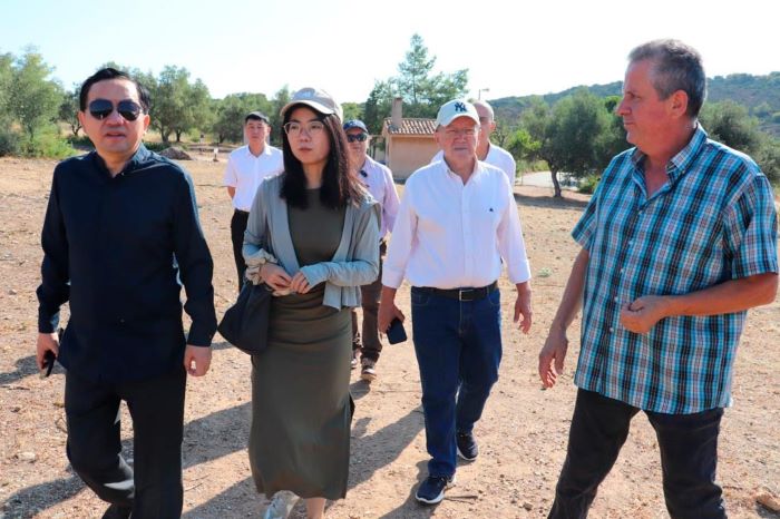 Ο πρέσβης της Κίνας ξεναγήθηκε από τον Δήμαρχο Μαραθώνος στον Ραμνούντα – rpn