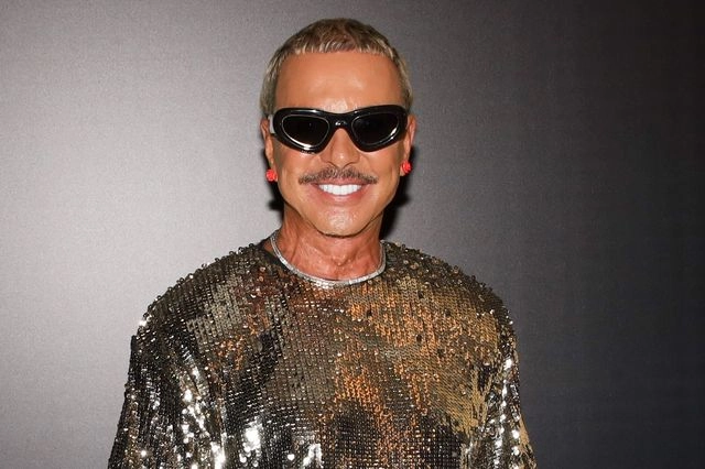 Ο Λάκης Γαβαλάς ποζάρει ολόγυμνος, γιορτάζοντας τα 74 του χρόνια