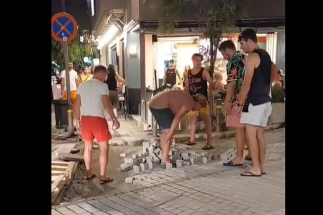 Τουρίστες “στρώνουν” δρόμο στα Μάλια και γίνονται viral – Βίντεο