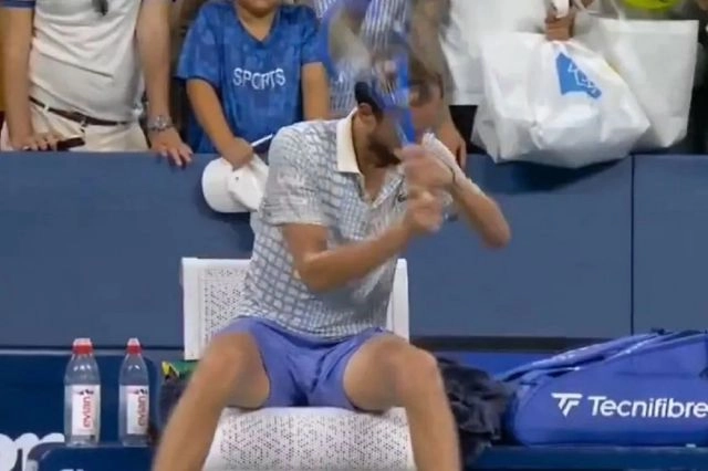 Μεντβέντεφ: Χτύπησε τη ρακέτα πάνω από 20 φορές στον πάγκο μετά τον αποκλεισμό του