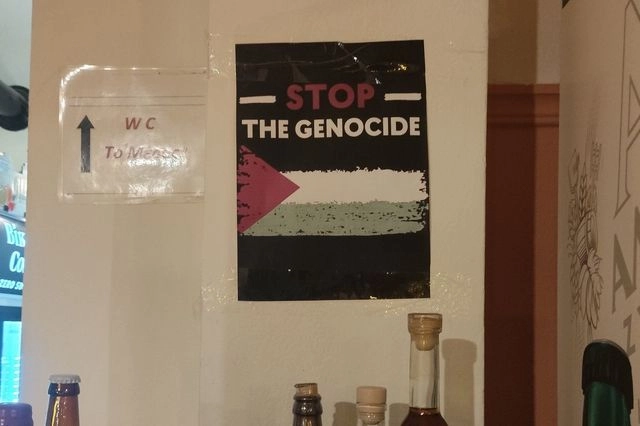 Νάξος: Επεισόδιο σε ταβέρνα με τουρίστες που έσκισαν αυτοκόλλητα της Παλαιστίνης – Τι απαντούν οι ιδιοκτήτες