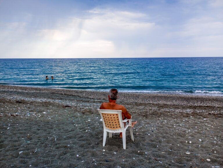 Associated Press: Οι διακοπές φτώχειας των Ελλήνων – Ηλιοβασιλέματα στις κοντινές παραλίες των Αθηνών