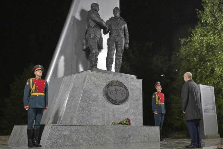 Στιγμιότυπο από την επίσκεψη Πούτιν σε μνημείο Σοβιετοαμερικανικής συνεργασίας λίγο πριν από την Αλάσκα