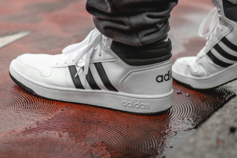H Adidas αφήνει πίσω τη Nike – Βγαίνει μπροστά παρά τους δασμούς