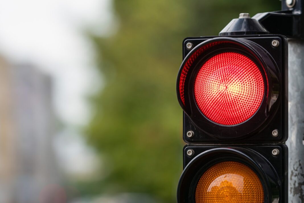 Θεσσαλονίκη: Νεαρός οδηγός μηχανής πέρασε δέκα φανάρια στην Τσιμισκή με κόκκινο – Επεισοδιακή σύλληψη